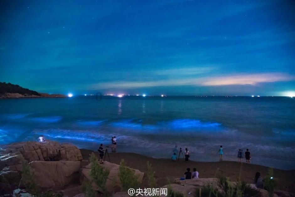 葬礼上，周润发一把抱住这个刚成为寡妇的女人，原来40年的情谊至今未断